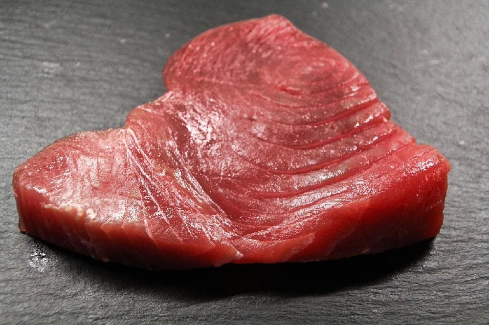 Jak przygotować i serwować pyszny stek z tuńczyka?